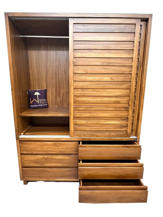 Closet with six drawers