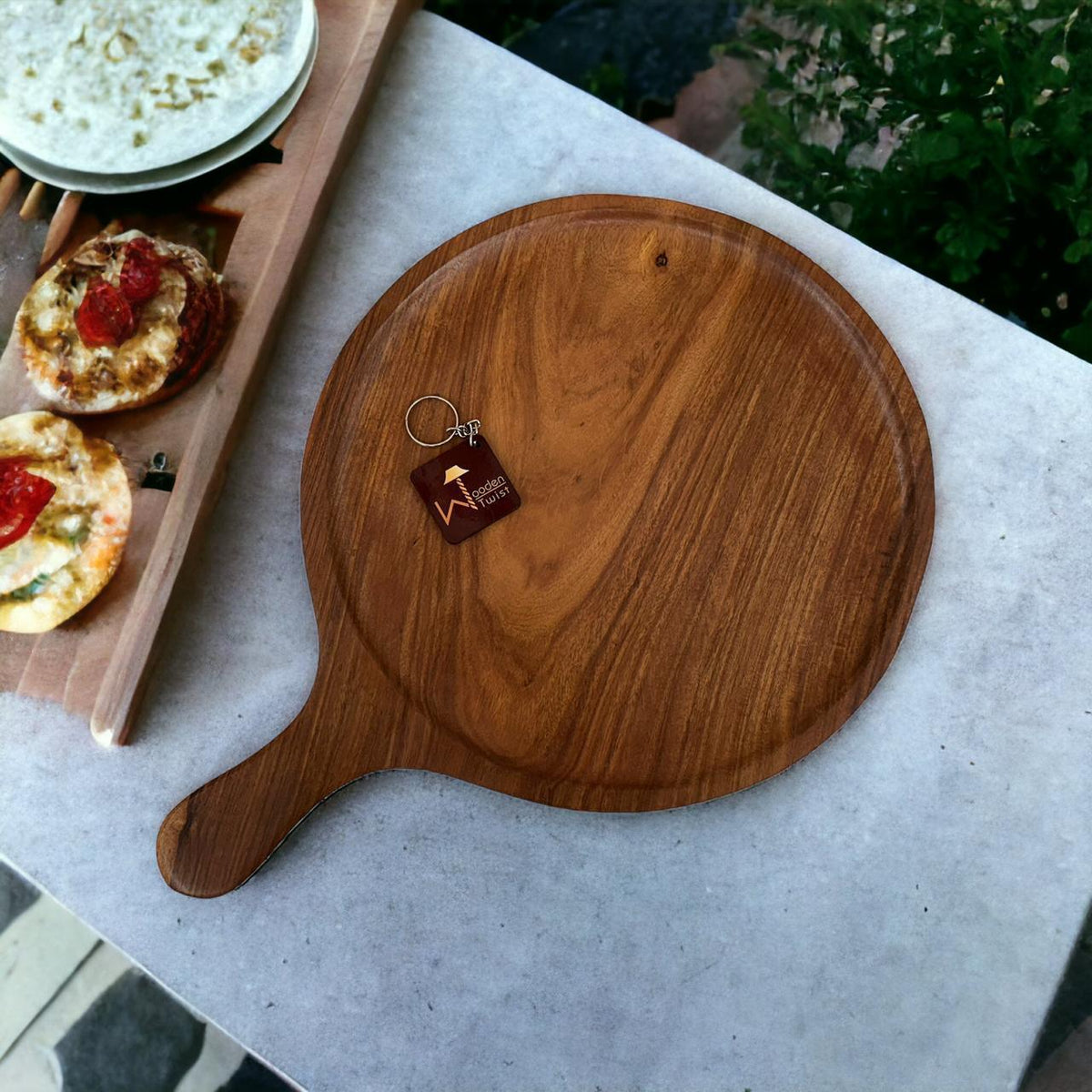 Sheesham wood pizza platter with a slam pan shape