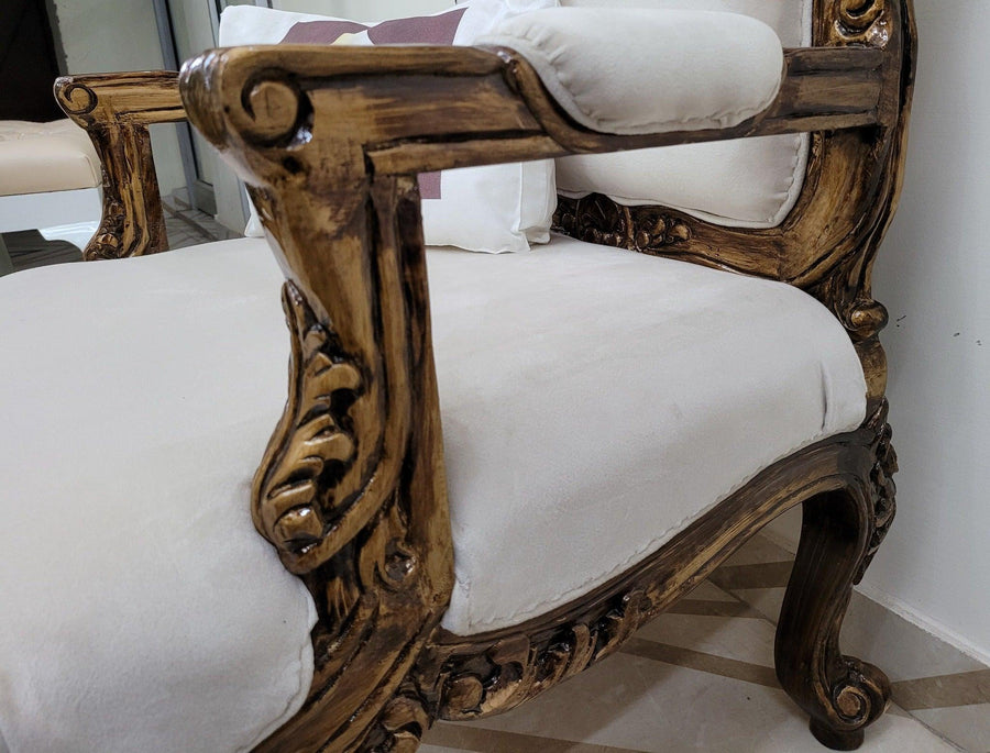 Wide Armrest, Curved Seat